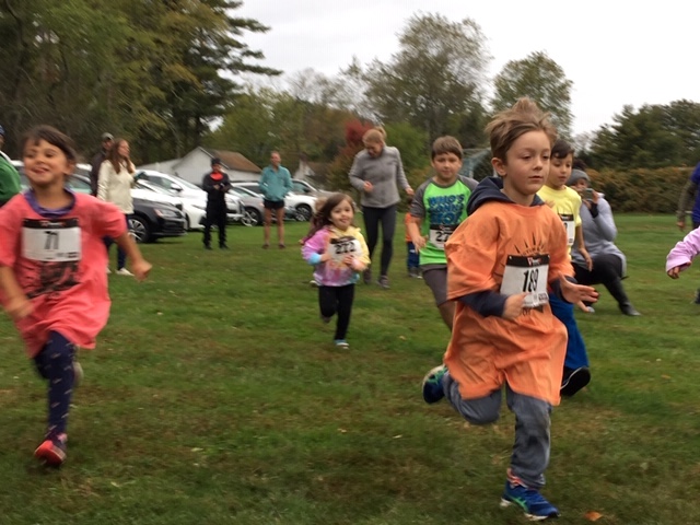 Photo of children and families at the 1k Kids Fun Run. 