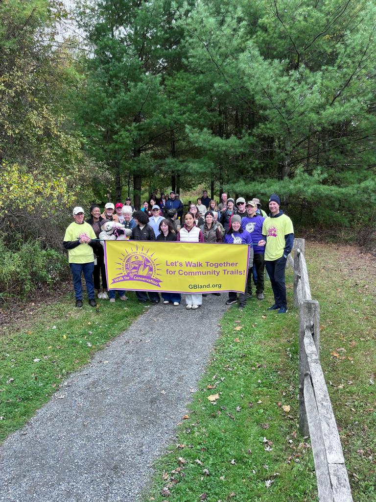 Folks walking the 5mile Lake Mansfeild loop gathered up for the10AM start.